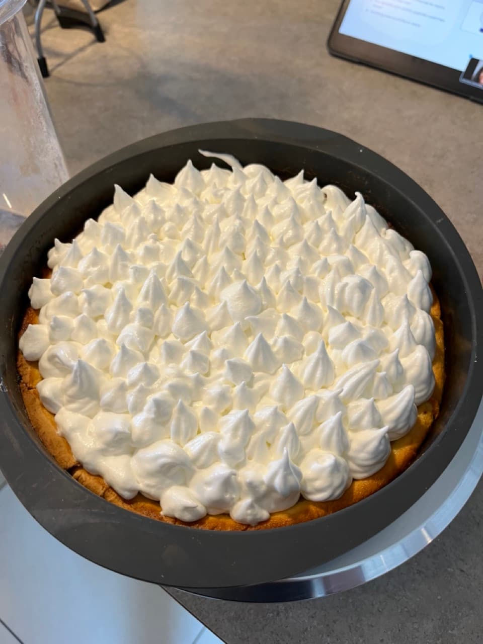 Une fois la tarte cuite, répartir la meringue sur la crème puis faire cuire encore 10 minutes (ou jusqu'à ce que la meringue dore légèrement)